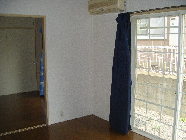 ビレッジサングランデＥの居間・リビング|エアコン付きのお部屋です。