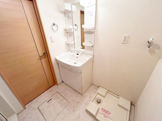 サニーガーデンＣの洗面所|明るい洗面所です