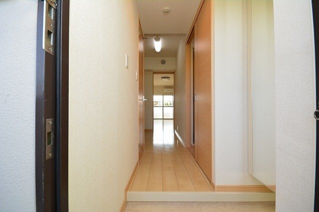 ルイシャトレ鏡の玄関|収納もある玄関です