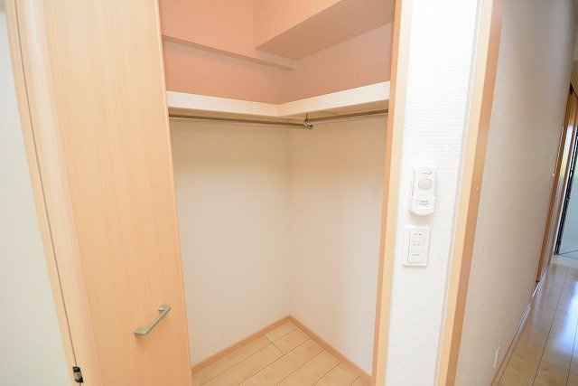 ルイシャトレ鏡の収納|ちょっとした収納スペースも充実しています