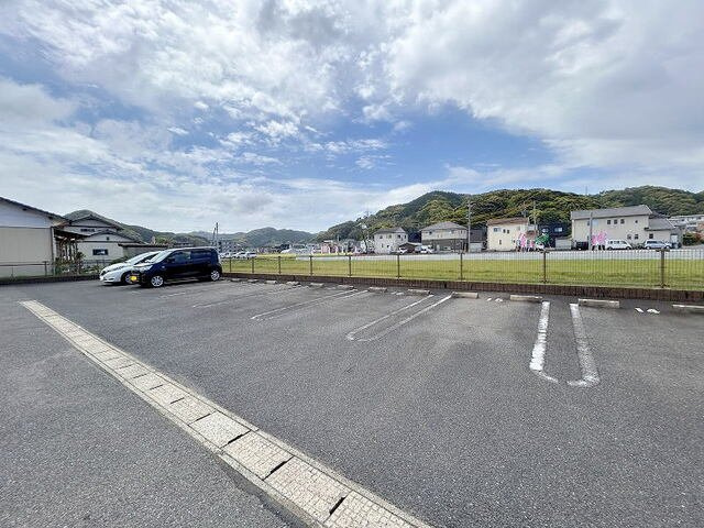 うらら１番館の駐車場|駐車場があるので、車を買う予定の方も安心です