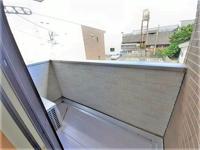 レジナス和多田Ⅰのバルコニー|外からの目が気にならないバルコニーで洗濯物が干せます