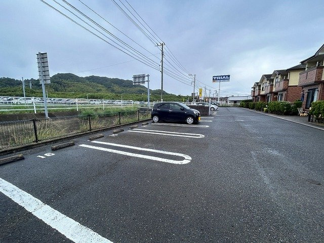 パインブライトＢの駐車場|駐車場があるので、車を買う予定の方も安心です
