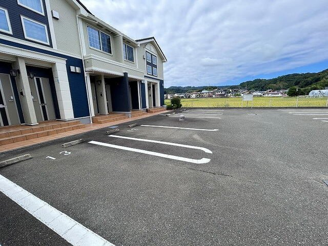 フロントフィールド２番館の駐車場|車をお持ちの方に嬉しい駐車場付きの物件です