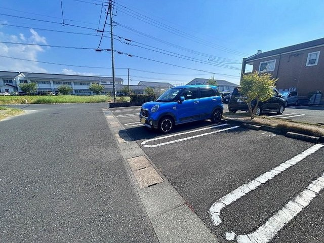 ライフコート東唐津Ｂの駐車場|駐車場があるので、車を買う予定の方も安心です