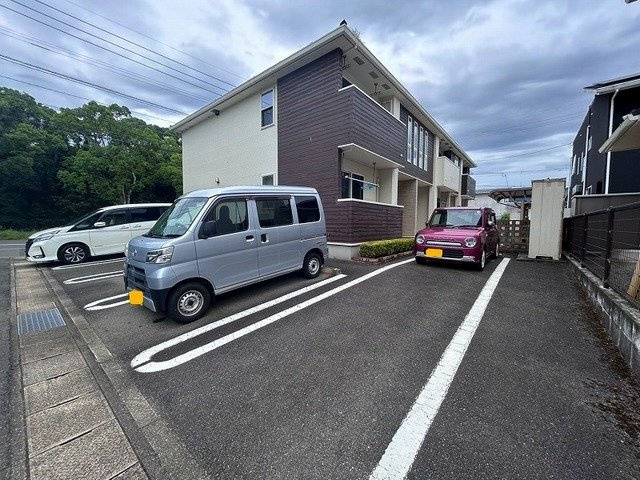 レスポワールからつの駐車場|車をお持ちの方に嬉しい駐車場付きの物件です