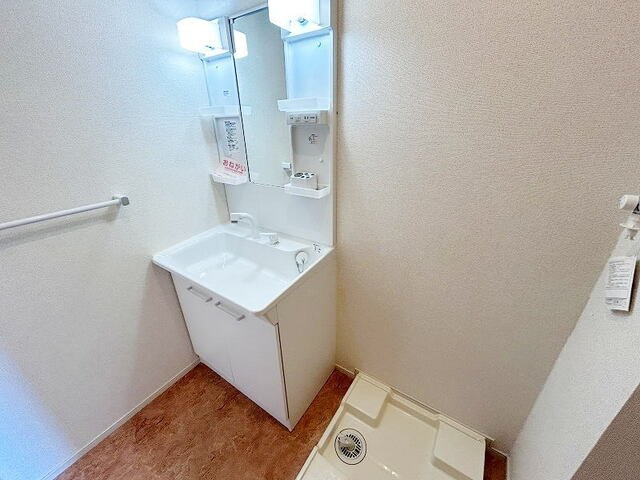 アヴァンツァート　ヴィアーレⅡの洗面所|明るい洗面所です