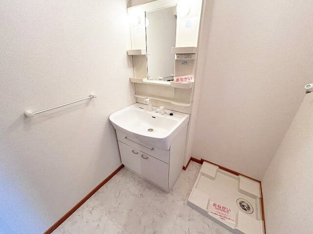 クレメント大江の洗面所|ゆったりとスペースのある洗面所