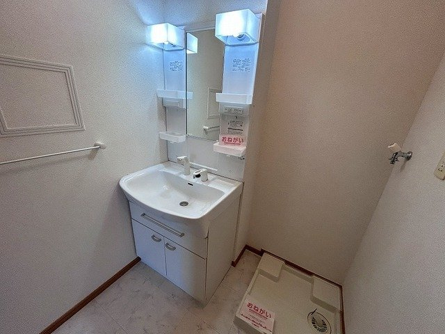 クレメント大江の洗面所|明るい洗面所です