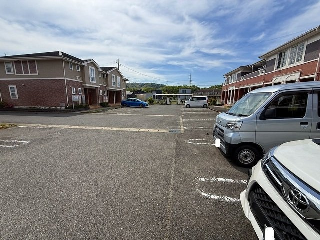 クレメントＦの駐車場|車をお持ちの方に嬉しい駐車場付きの物件です