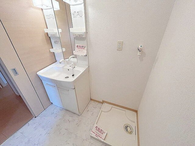 プリムローズ　Ⅲの洗面所|脱衣スペースもあります
