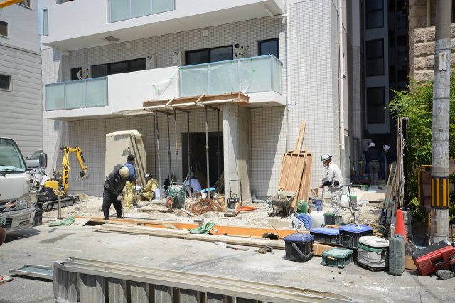 大阪市西区西本町１丁目の賃貸マンションのエントランス