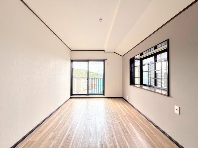 港南区上永谷2丁目　中古戸建て　第3の洋室|◆子どものスタディ空間として、あるいは書斎やホビールームとして生活スタイルに合わせて使えるプライベートルーム。居心地のいい落ち着いたインテリアが似合います。
