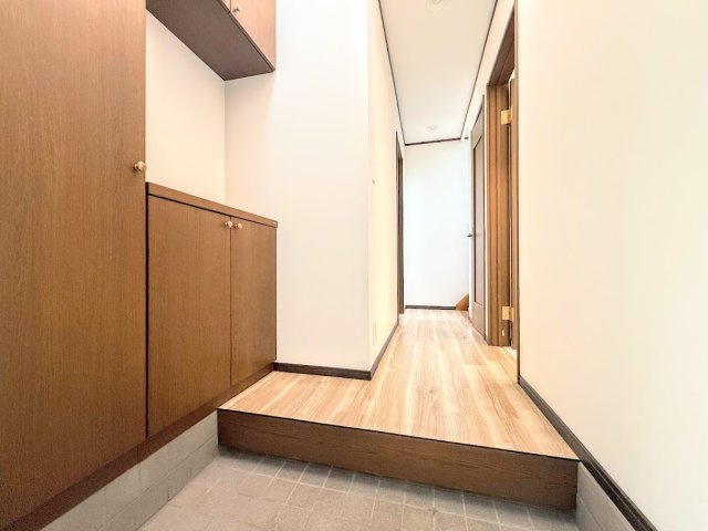 港南区上永谷2丁目　中古戸建て　第3の玄関|◆明るい玄関です！散らかりやすい玄関もスッキリする大容量のシューズボックス付き。