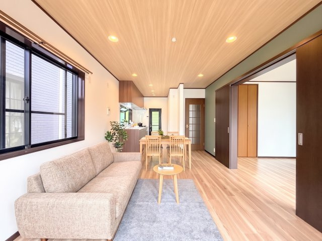 港南区上永谷2丁目　中古戸建て　第3の居間・リビング|◆家族で食卓を囲むダイニングスペースと、ソファでゆったりくつろぐリビングスペースがしっかり区切られているので家具の配置や用途を使いわけしやすいです。(家具はイメージです)