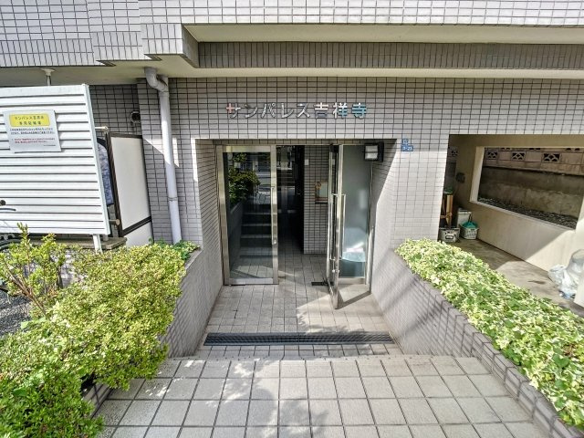 サンパレス吉祥寺のエントランス|建物の内部です