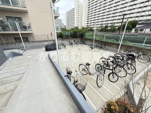 ロイヤルクィーンズパーク浪速の駐車場