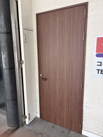 大阪市北区同心１丁目の店舗事務所の玄関