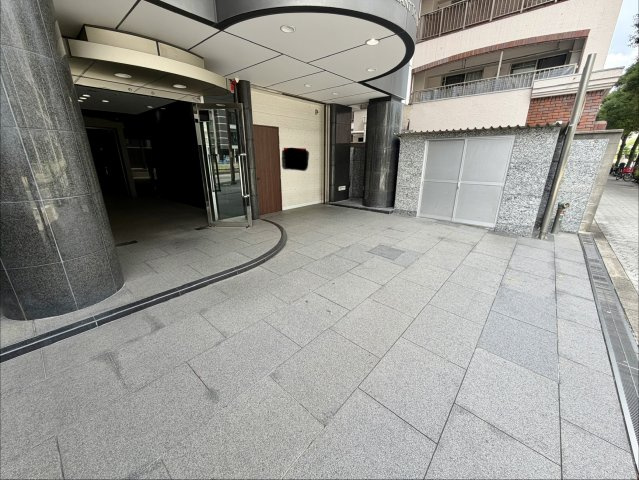 大阪市北区同心１丁目の店舗事務所のエントランス