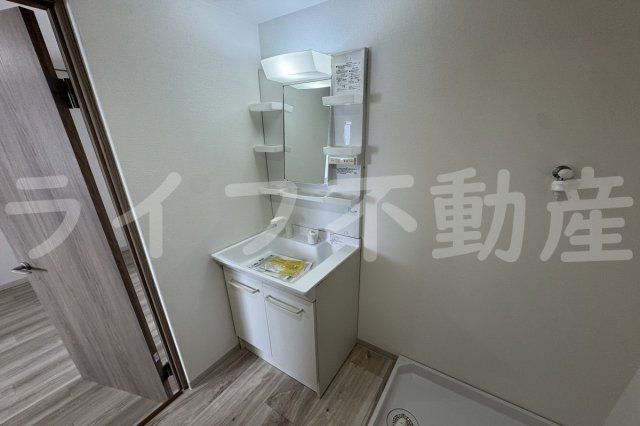新栄プロパティ東大阪Ⅰの独立洗面台|朝の支度にも助かる、独立の洗髪洗面化粧台