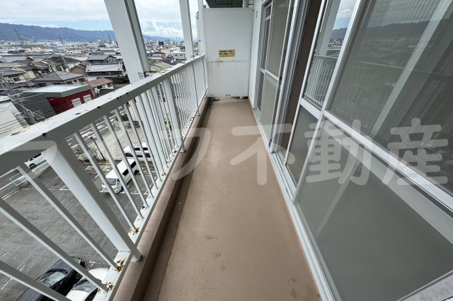新栄プロパティ東大阪Ⅰのバルコニー|外からの目が気にならないバルコニーで洗濯物が干せます