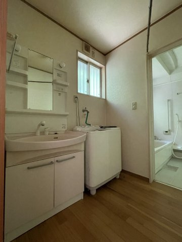 中古戸建・中古住宅　矢吹町中町　矢吹小・矢吹中の独立洗面台|洗面台の隣には洗濯機置き場を完備！
