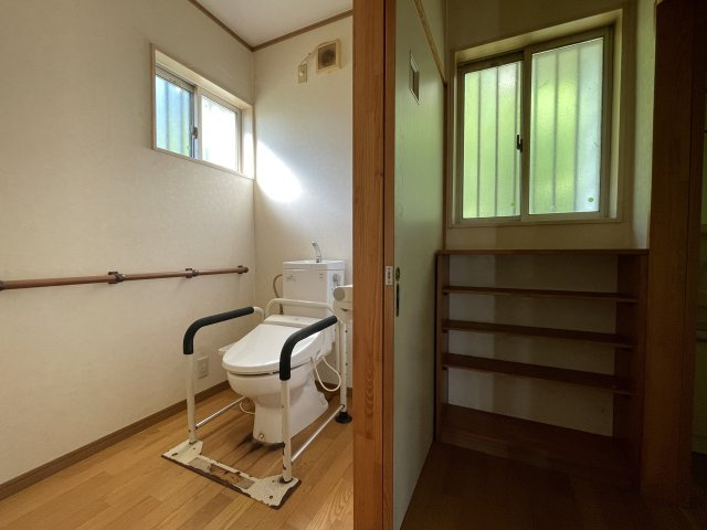 中古戸建・中古住宅　矢吹町中町　矢吹小・矢吹中のトイレ|介護にも便利なゆったりスペースのトイレ！