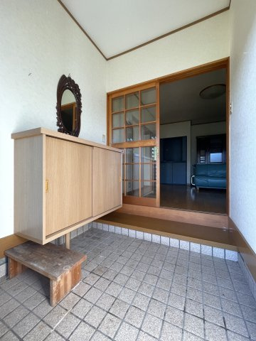 中古戸建・中古住宅　矢吹町中町　矢吹小・矢吹中の玄関|お子様やご高齢の方にも優しい緩やかな段差付き玄関！