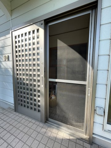 中古戸建・中古住宅　矢吹町中町　矢吹小・矢吹中の玄関|玄関には嬉しい網戸付きです！