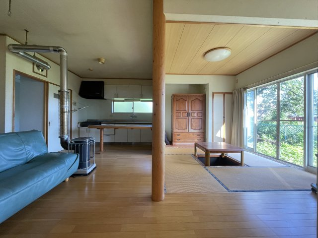 中古戸建・中古住宅　矢吹町中町　矢吹小・矢吹中の居間・リビング|和室が開口になっているので開放感のある明るいリビングです♪