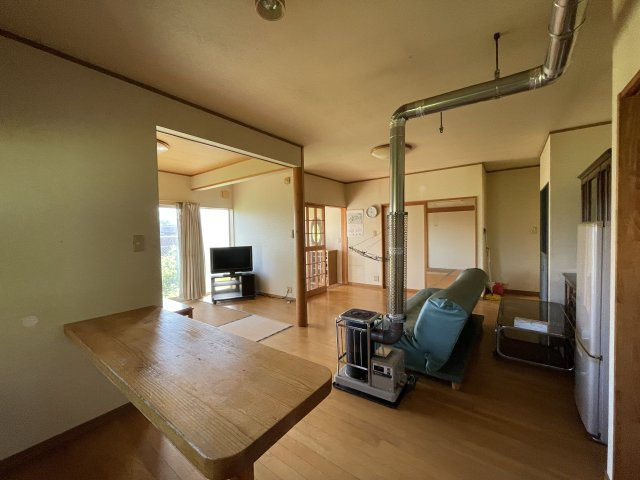 中古戸建・中古住宅　矢吹町中町　矢吹小・矢吹中の居間・リビング|キッチンカウンターから見たリビング！珍しい石油ストーブ付きです！