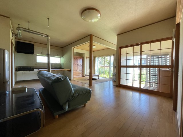 中古戸建・中古住宅　矢吹町中町　矢吹小・矢吹中の居間・リビング|玄関との間にはガラスの引き違い戸があります！
