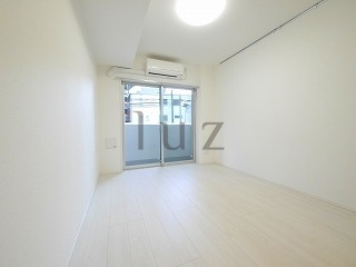 ハイズコンフロント横濱ベイの居間・リビング|きれいなフローリングのお部屋です！