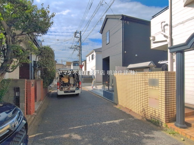 川越市霞ケ関北14期　新築戸建の前面道路含む現地写真