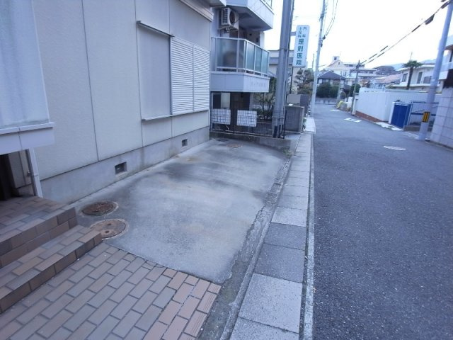 神戸市東灘区御影郡家１丁目のアパートの駐車場