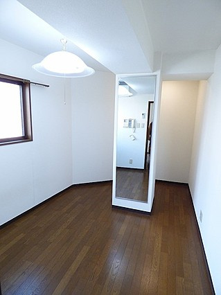 神戸市灘区日尾町３丁目の賃貸マンションの居間・リビング
