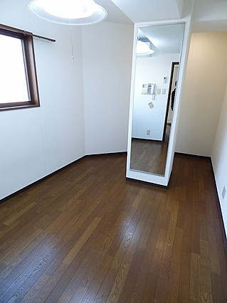 神戸市灘区日尾町３丁目の賃貸マンションの居間・リビング