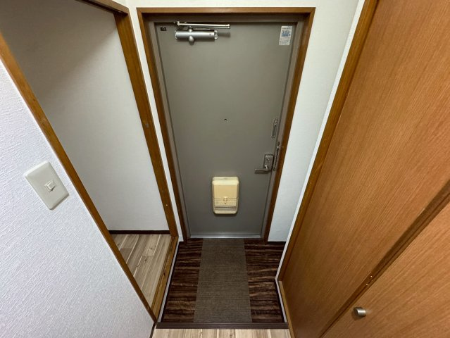 ロイヤルコート山本通の玄関