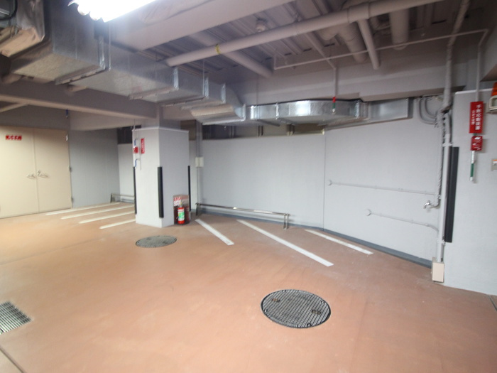 西宮市神楽町の賃貸マンションの駐車場