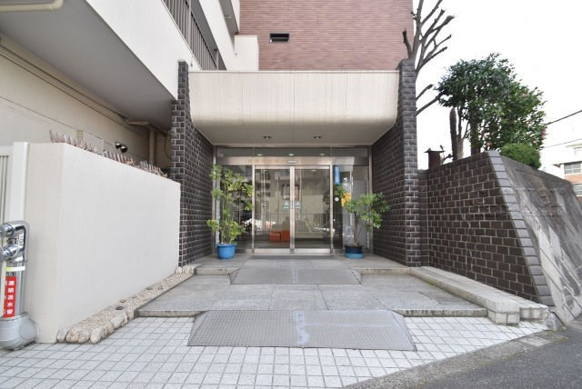 【エントランス】 | 松見坂武蔵野マンション | オートロックを備えた、マンションのエントランス。やはりセキュリティの観点は欠かすことができません。皆様を“安全”に送り出し、出迎えてくれます。～即日のご見学可能～　お問合せはお気軽にどうぞ。