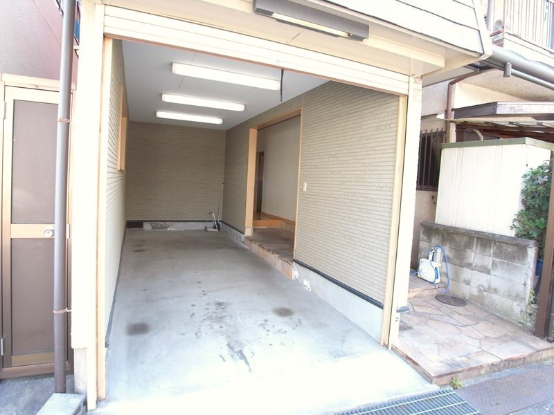 大成町貸家の駐車場