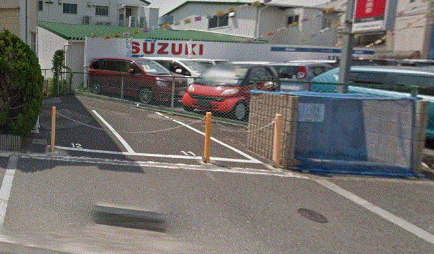 ウイローハイツB棟の駐車場
