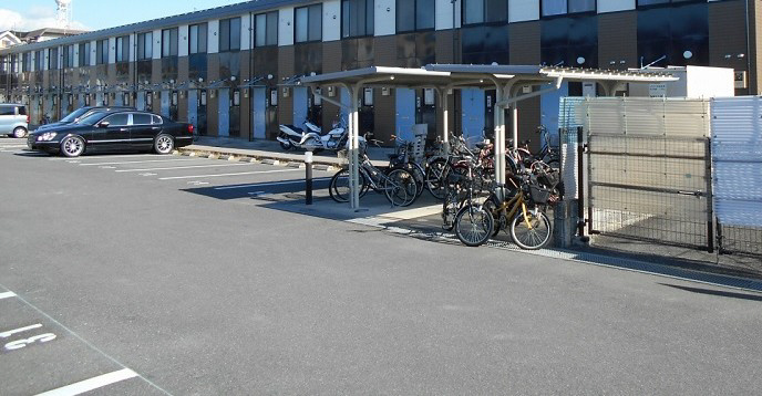 レオパレスルピナスの駐車場
