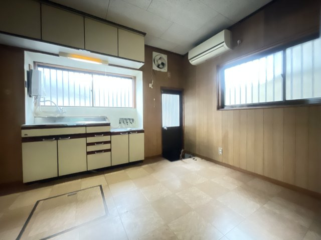 寝屋川市萱島桜園町の店舗の居間・リビング