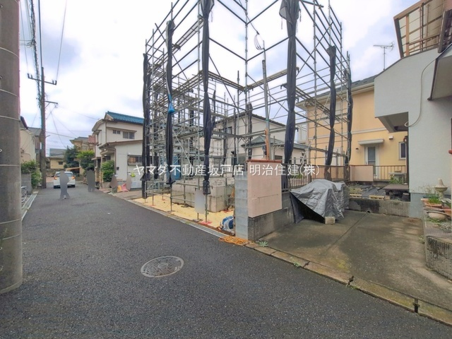 川越市霞ケ関北　新築戸建の前面道路含む現地写真