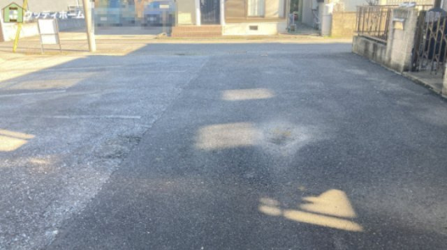 越谷市南荻島　中古一戸建ての前面道路含む現地写真