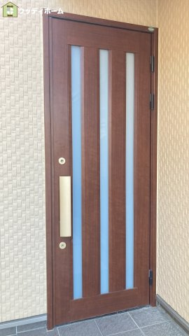 越谷市南荻島　中古一戸建ての玄関
