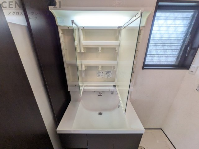 化粧品や洗顔料、歯ブラシなどの必需品をまとめて置ける収納スペースがあり、使用するたびに取り出す手間が省けます。また、水回りのため、濡れても大丈夫な素材が使用されており、お手入れが簡単です。