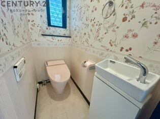 温水洗浄便座付トイレは温水洗浄機能により、暖かい水でおしりを洗浄することができ、冷たい水を使う従来の便座に比べ、温水洗浄機能で暖かいトイレを提供し、快適な使用を可能にします。