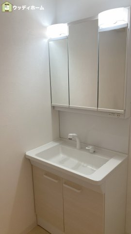 越谷市南荻島　中古一戸建ての独立洗面台